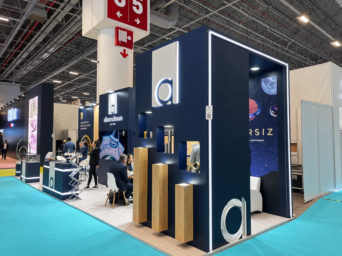 Akar Rulman SAHA EXPO — Köşe Mimari ve Sergileme Podyumları